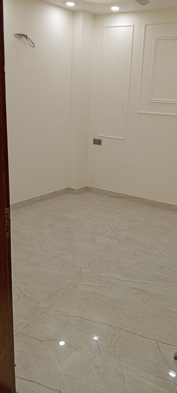 Room in 3 BHK Builder Floor at Govindpuri – for Rent