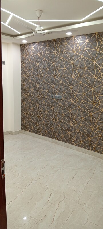 Room in 3 BHK Builder Floor at Govindpuri – for Rent