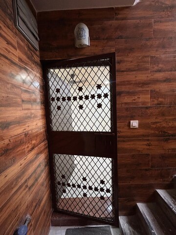 Furnished Amenities in 1.5 BHK Apartment at Priyadarshni Apartments, Paschim Vihar – for Rent