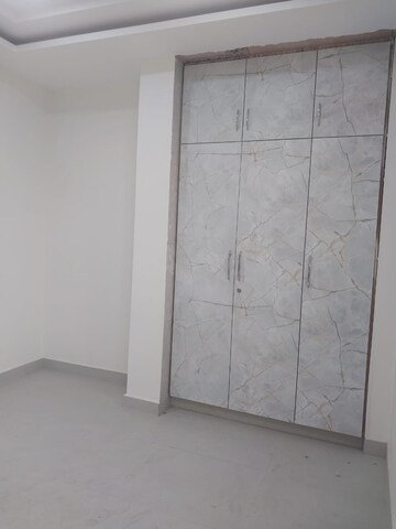 Room in 2 BHK Apartment at Jahaz Apartments, Paschim Vihar – for Rent
