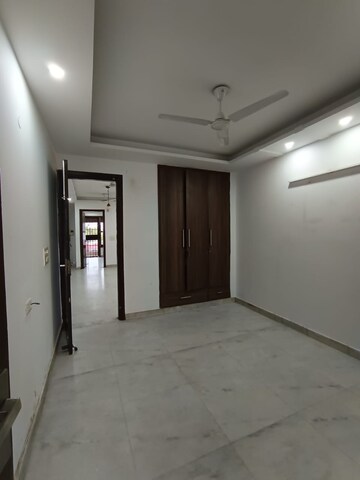 Room in 3.5 BHK Apartment at Triveni Apartments CGHS, Paschim Vihar – for Rent