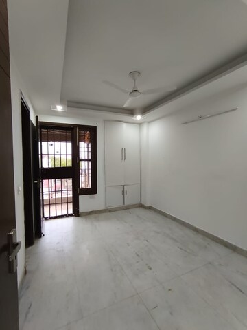 Room in 3.5 BHK Apartment at Triveni Apartments CGHS, Paschim Vihar – for Rent