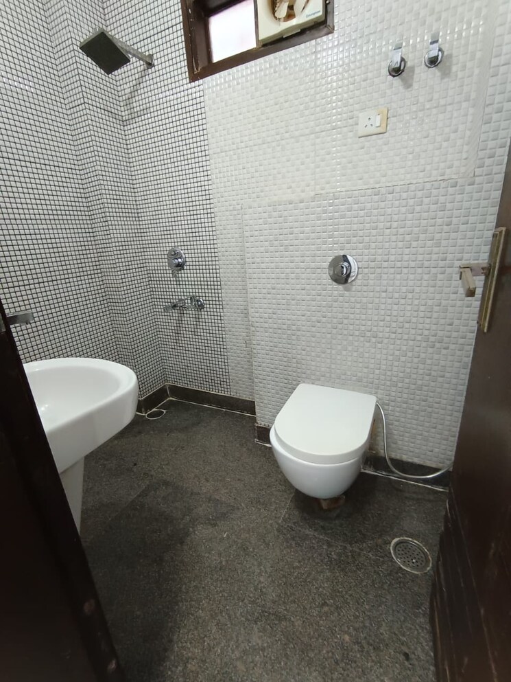 Bathroom, triveni-apartments-cghs 3.5 Bedroom 1450 Sq.Ft. Apartment In Paschim Vihar Delhi 8833861