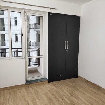 Room in 3 BHK Apartment at Jaypee Greens Kosmos, Sector 134 – for Rent