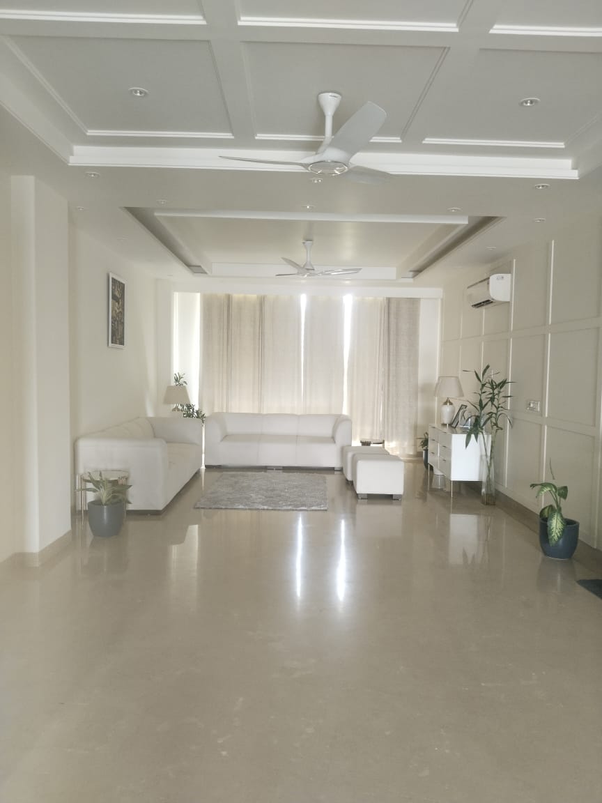 3 BHK + Servant Room 2300 Sq.Ft. Builder Floor in Auram Floor