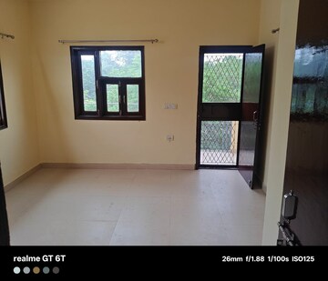 Room in 2 BHK Builder Floor at Mayur Vihar Phase 1 – for Rent