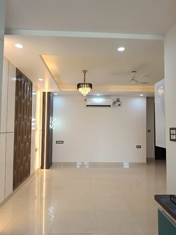 Room in 4 BHK Builder Floor at Unitech South City II, Sector 50 – for Rent