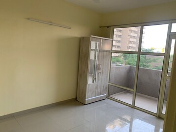 Room in 2 BHK Apartment at Pyramid Pride, Sector 76 – for Rent