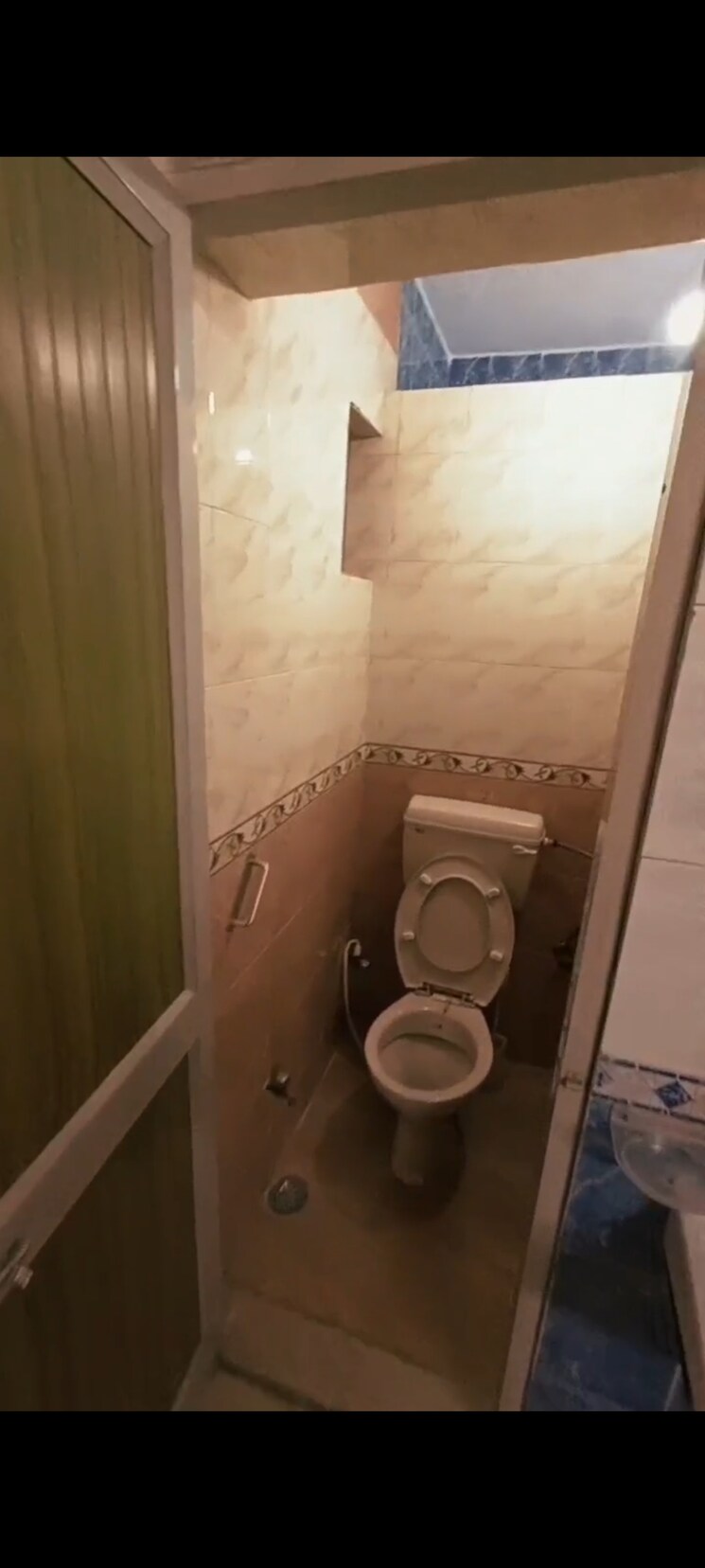 Bathroom, lajpat nagar i 2 Bedroom 900 Sq.Ft. Builder Floor In Lajpat Nagar I Delhi 8834181