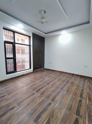 Room in 4 BHK Builder Floor at Green Fields Colony – for Rent