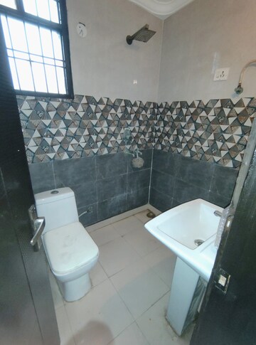 Attached Bathroom in 4 BHK Builder Floor at Green Fields Colony – for Rent