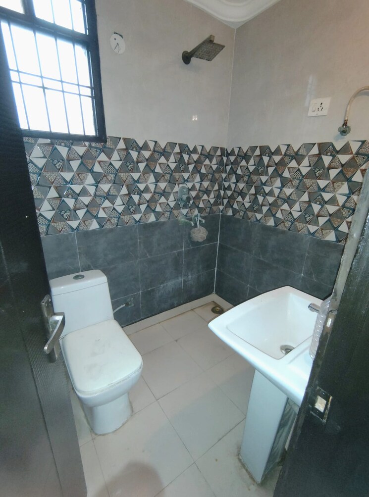 Attached Bathroom, green fields colony 4 Bedroom 2200 Sq.Ft. Builder Floor In Green Fields Colony Faridabad 8834275
