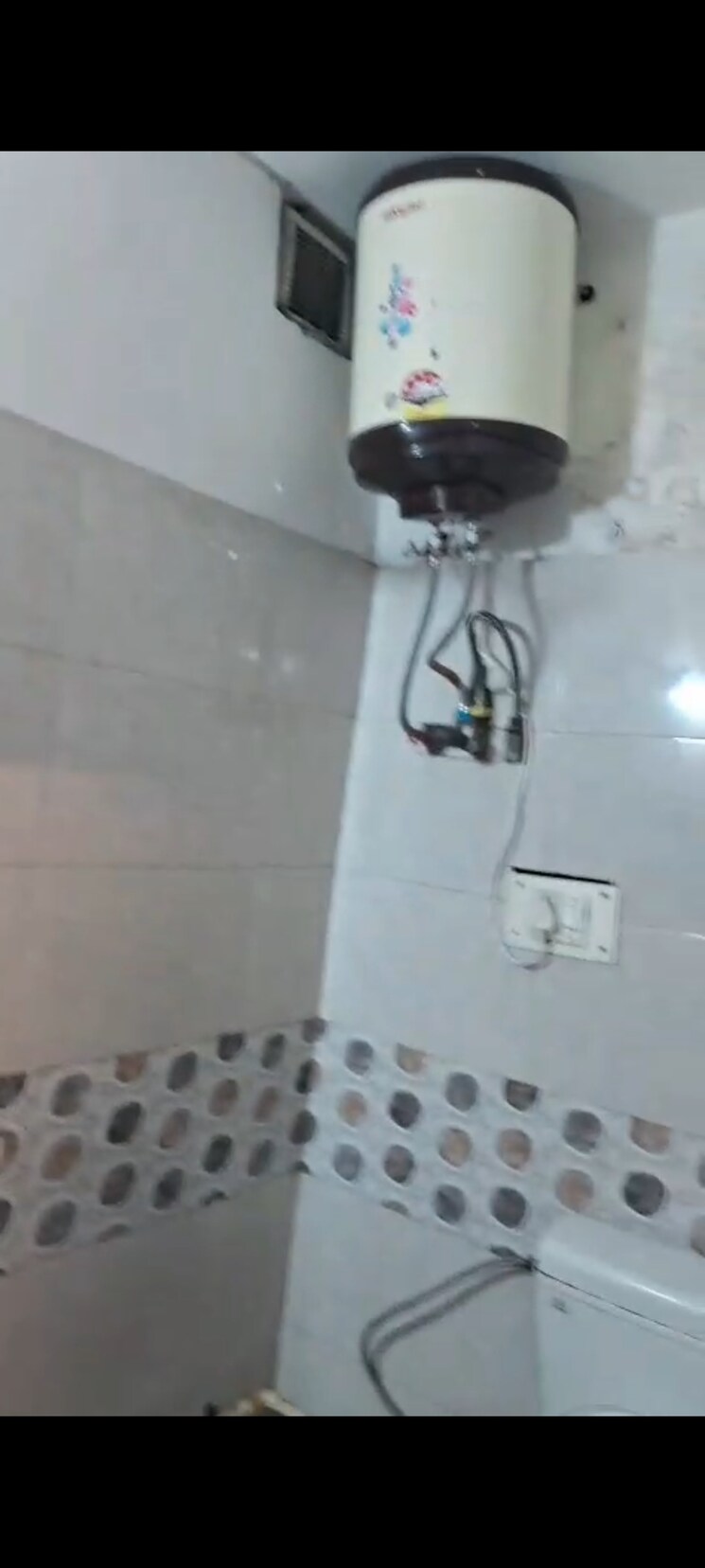 Bathroom, lajpat nagar 2 Bedroom 900 Sq.Ft. Builder Floor In Lajpat Nagar Delhi 8834297