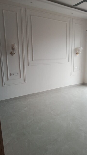 Room in 6 BHK Independent House at Sector 89 – for Sale
