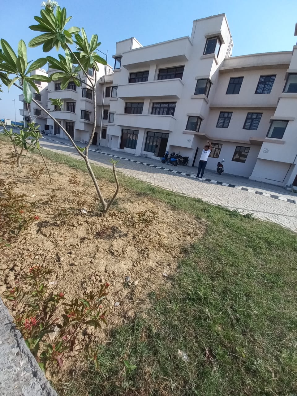 2.5 BHK + Study Room Independent House For Rent in Wave Prime Floors