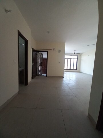 Room in 2.5 BHK Independent House at Wave Prime Floors, Wave City – for Rent