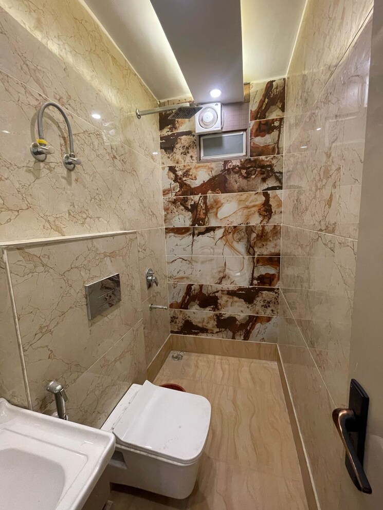 Bathroom, ramesh nagar 3 Bedroom 110 Sq.Yd. Builder Floor In Ramesh Nagar Delhi 8834446