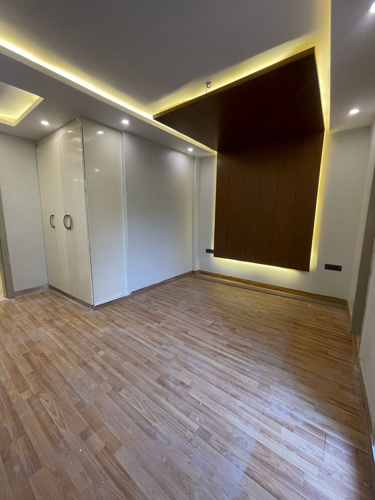 Room, ramesh nagar 3 Bedroom 110 Sq.Yd. Builder Floor In Ramesh Nagar Delhi 8834446