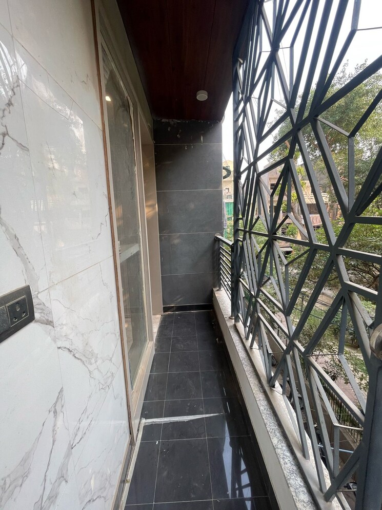 Balcony, ramesh nagar 3 Bedroom 110 Sq.Yd. Builder Floor In Ramesh Nagar Delhi 8834446