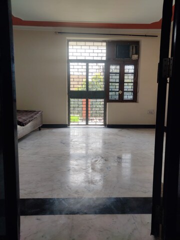 Room in 1.5 BHK Independent House at RWA Apartments Sector 27, Sector 27 – for Rent