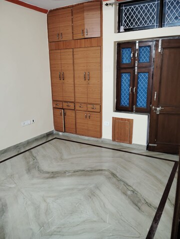 Room in 1.5 BHK Independent House at RWA Apartments Sector 19, Sector 19 – for Rent