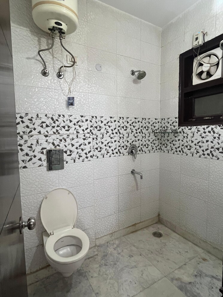 Bathroom, housing-board-colony-sector-51 3 Bedroom 2200 Sq.Ft. Builder Floor In Sector 51 Gurgaon 8834598