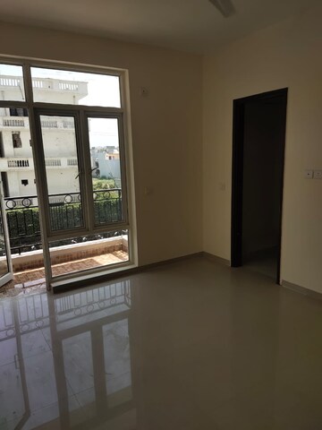 Room in 3 BHK Apartment at Gomti Nagar – for Rent