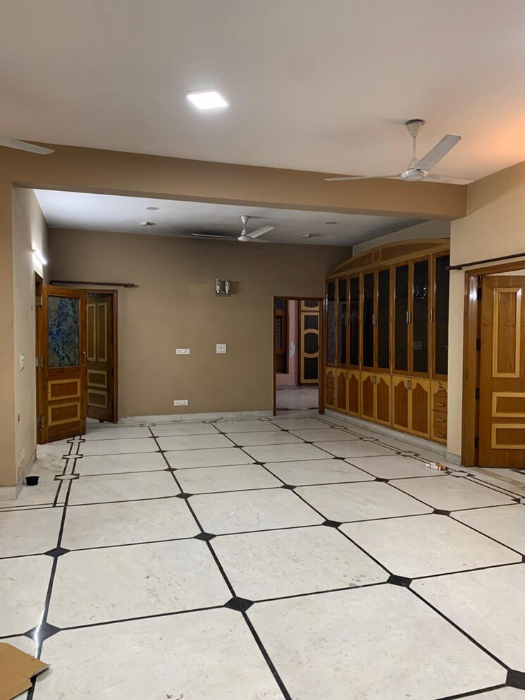  Parking, rwa-apartments-sector-47 3 Bedroom 450 Sq.Mt. Builder Floor In Sector 47 Noida 8834733