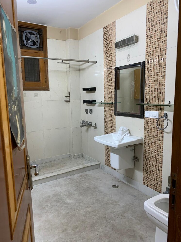 Bathroom, rwa-apartments-sector-47 3 Bedroom 450 Sq.Mt. Builder Floor In Sector 47 Noida 8834733