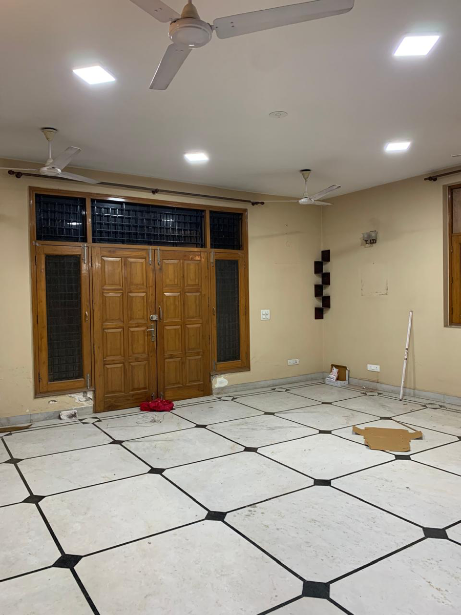 3 BHK + Servant Room 450 Sq.Mt. Builder Floor in RWA Apartments Sector 47