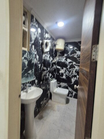 Bathroom in 2.5 BHK Builder Floor at Palm Residency Chhatarpur, Chattarpur – for Rent