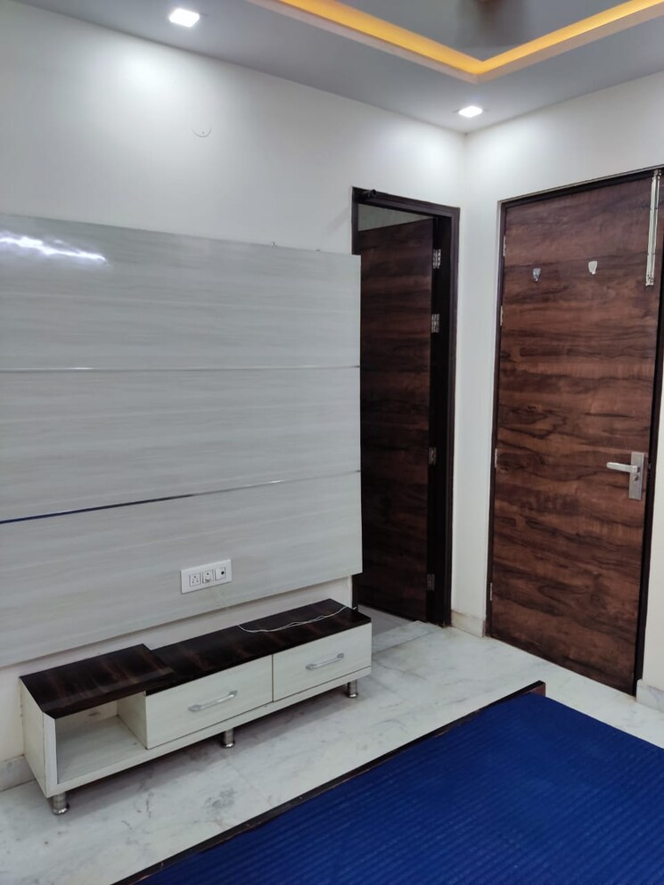 Bedroom, rajouri garden 2 Bedroom 180 Sq.Yd. Builder Floor In Rajouri Garden Delhi 8834832