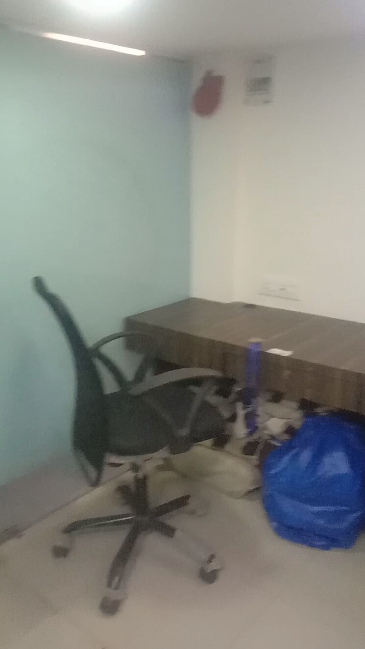  Parking, om-heera-panna-mall Commercial Office Space 180 Sq.Ft. In Andheri West Mumbai 8834845