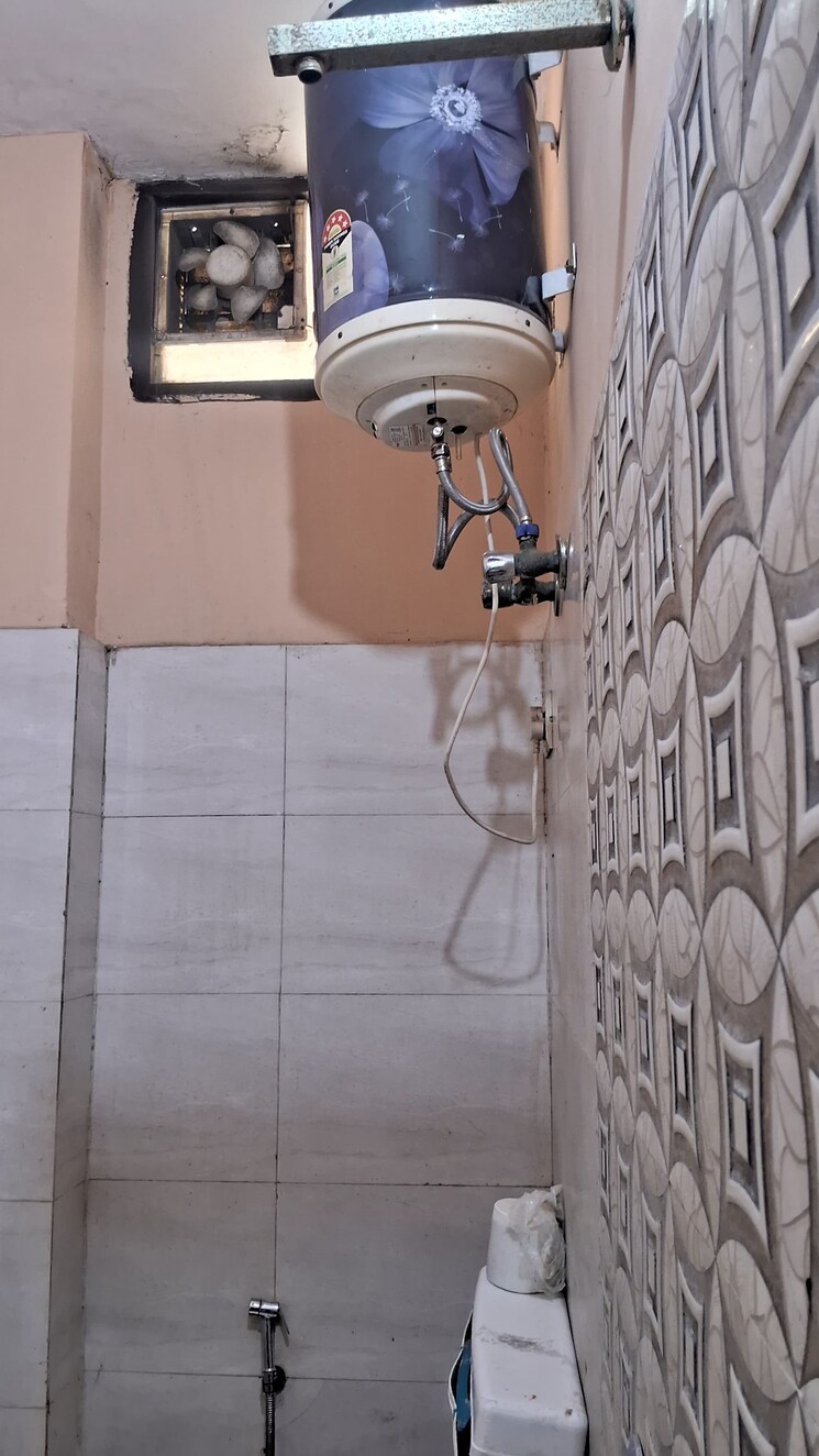 Bathroom, tagore garden 2 Bedroom 120 Sq.Yd. Builder Floor In Tagore Garden Delhi 8834939