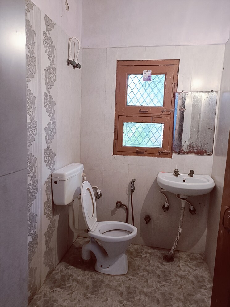 Bathroom, ashoka enclave 2 Bedroom 160 Sq.Yd. Builder Floor In Ashoka Enclave Faridabad 8834935
