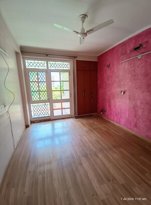 Room in 3 BHK Apartment at Eros Cliffton Apartments, Charmwood Village – for Sale