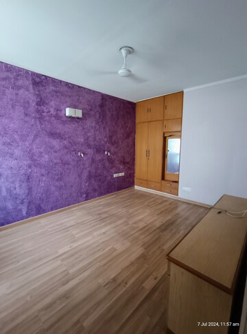 Room in 3 BHK Apartment at Eros Cliffton Apartments, Charmwood Village – for Sale