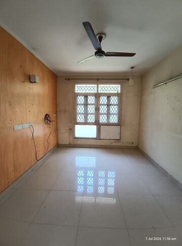 Room in 3 BHK Apartment at Eros Cliffton Apartments, Charmwood Village – for Sale