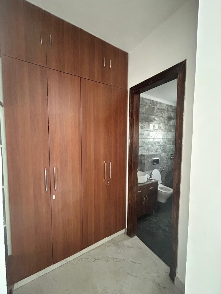 Room, green fields colony 3 Bedroom 1800 Sq.Ft. Builder Floor In Green Fields Colony Faridabad 8835031