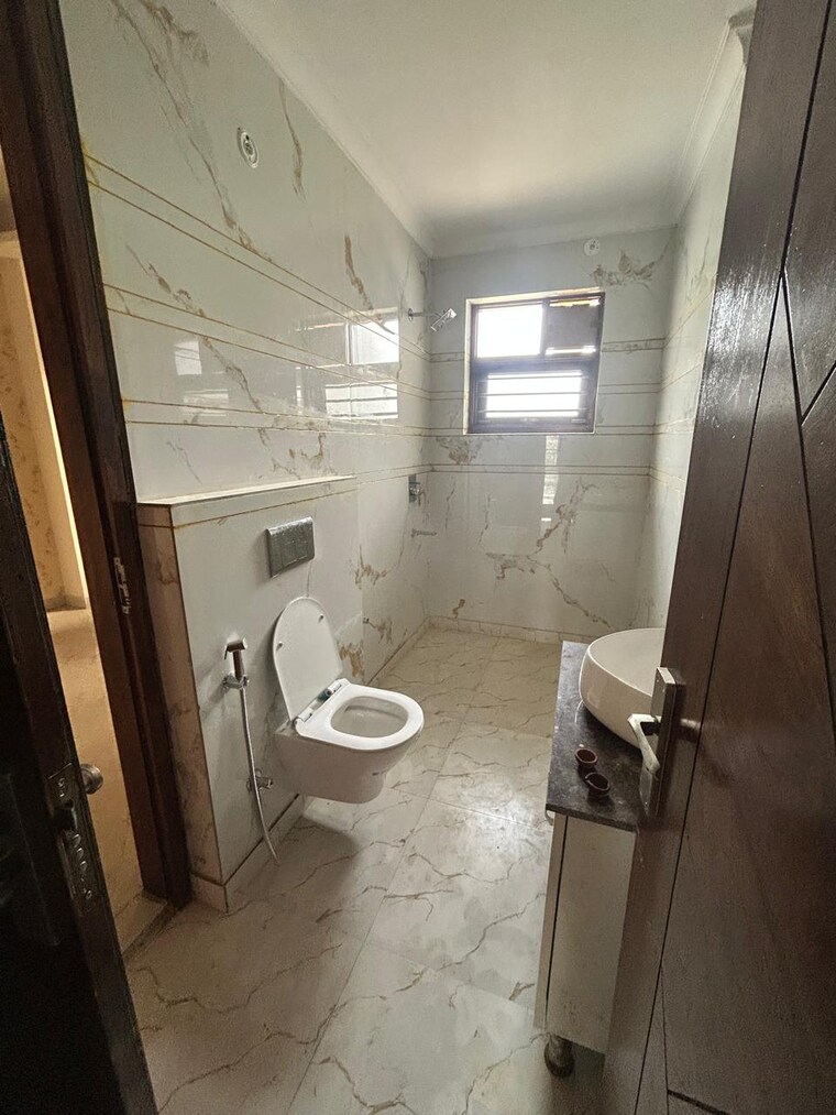 Bathroom, green fields colony 3 Bedroom 1800 Sq.Ft. Builder Floor In Green Fields Colony Faridabad 8835031
