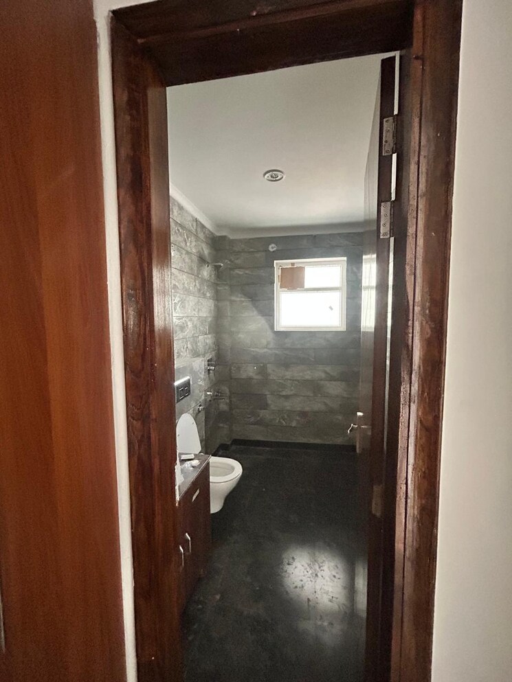 Bathroom, green fields colony 3 Bedroom 1800 Sq.Ft. Builder Floor In Green Fields Colony Faridabad 8835031