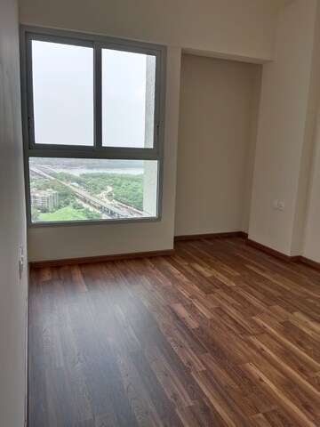 Room in 2 BHK Apartment at Piramal Vaikunth, Balkum Pada – for Rent