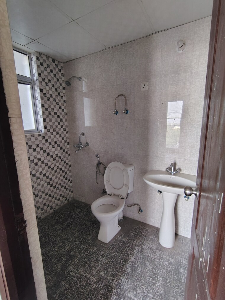 Bathroom, aditya-urban-homes 2 Bedroom 840 Sq.Ft. Apartment In Shahpur Bamheta Ghaziabad 8835057