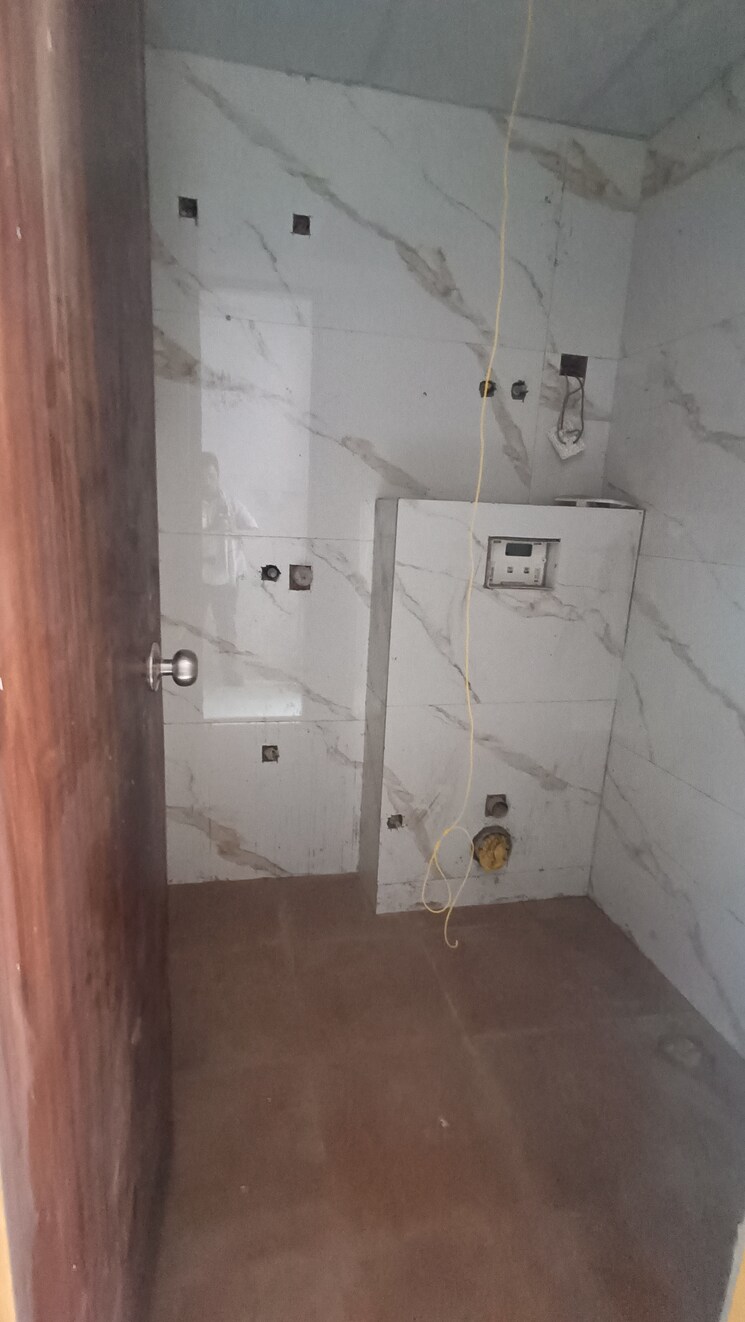 Bathroom, sector 73 3 Bedroom 1300 Sq.Ft. Builder Floor In Sector 73 Noida 8835051