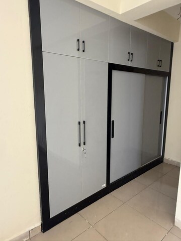 Room in 3 BHK Apartment at Gulshan Bellina, Sector 16 Greater Noida – for Rent