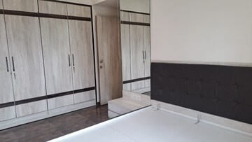 Room in 3 BHK Apartment at Neelkanth Palms Phase 2, Thane West – for Rent