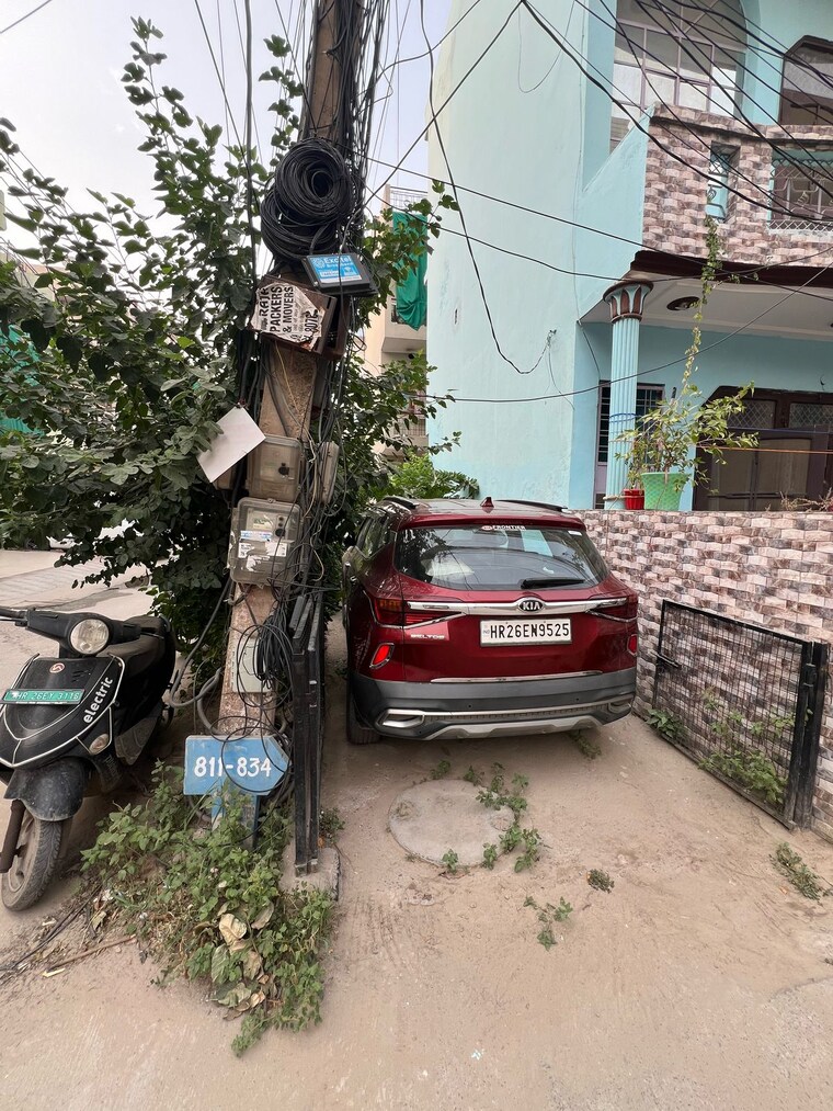  Parking, sector 10 4 Bedroom 60 Sq.Yd. Independent House In Sector 10 Gurgaon 8835116