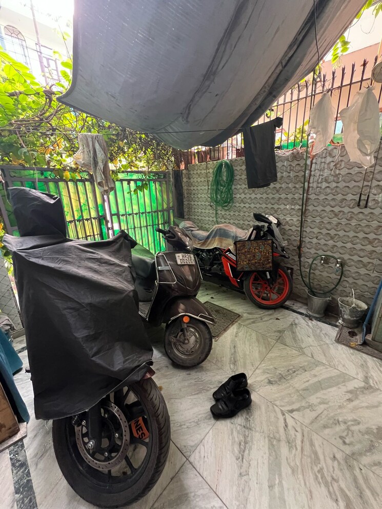  Parking, sector 10 4 Bedroom 60 Sq.Yd. Independent House In Sector 10 Gurgaon 8835116