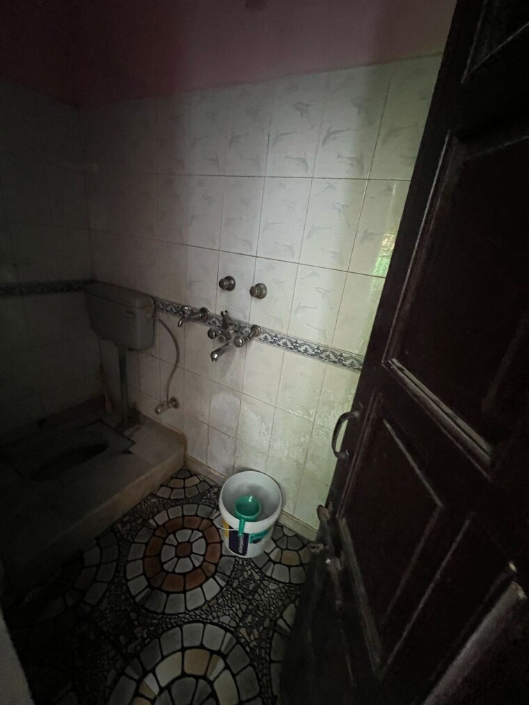 Bathroom, sector 10 4 Bedroom 60 Sq.Yd. Independent House In Sector 10 Gurgaon 8835116