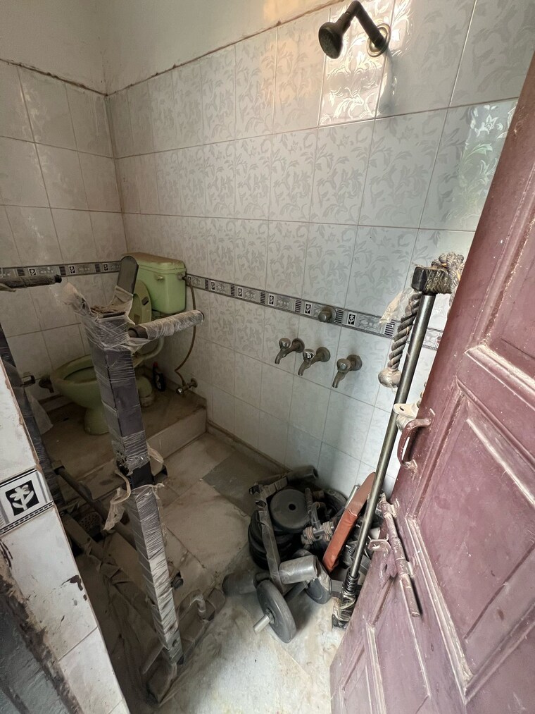 Bathroom, sector 10 4 Bedroom 60 Sq.Yd. Independent House In Sector 10 Gurgaon 8835116